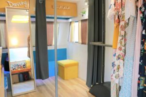 Au dressing de Nato il est possible d'essayer les vêtements comme dans une vraie caravane Une cabine d'essayage comme dans une vraie boutique dans la caravane de Nato