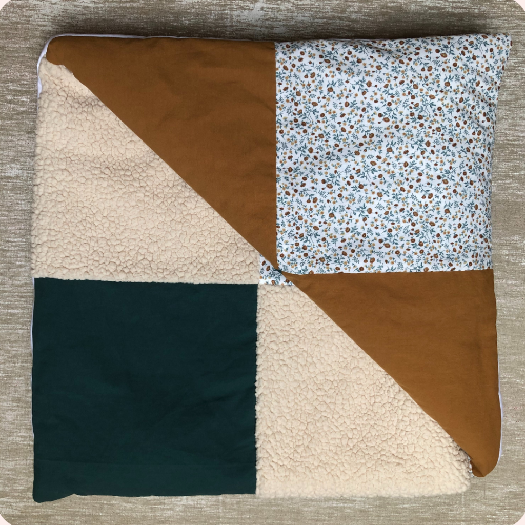 Des tapis d'éveil uniques et colorés cousus sur mesure pour les plus petits